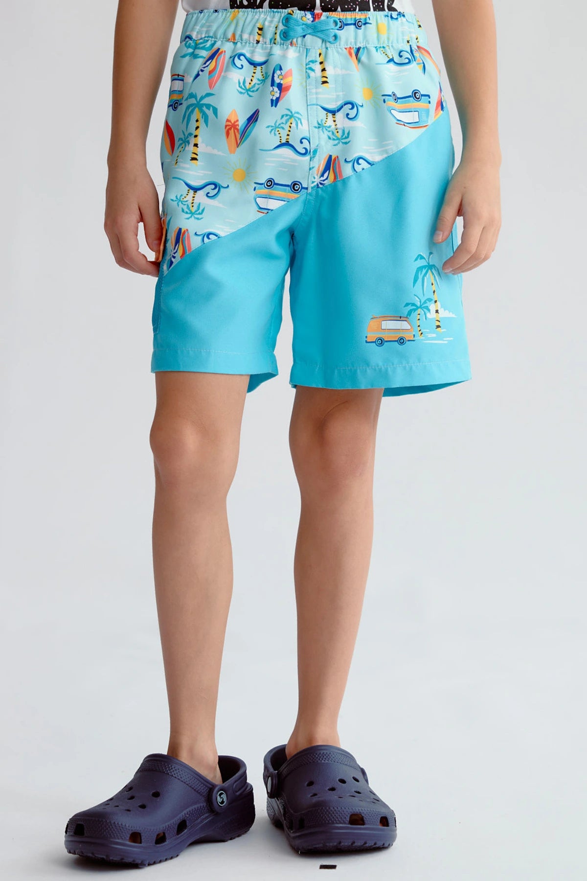 Short de baño verde para niño con estampado de olas, palmeras y furgonetas