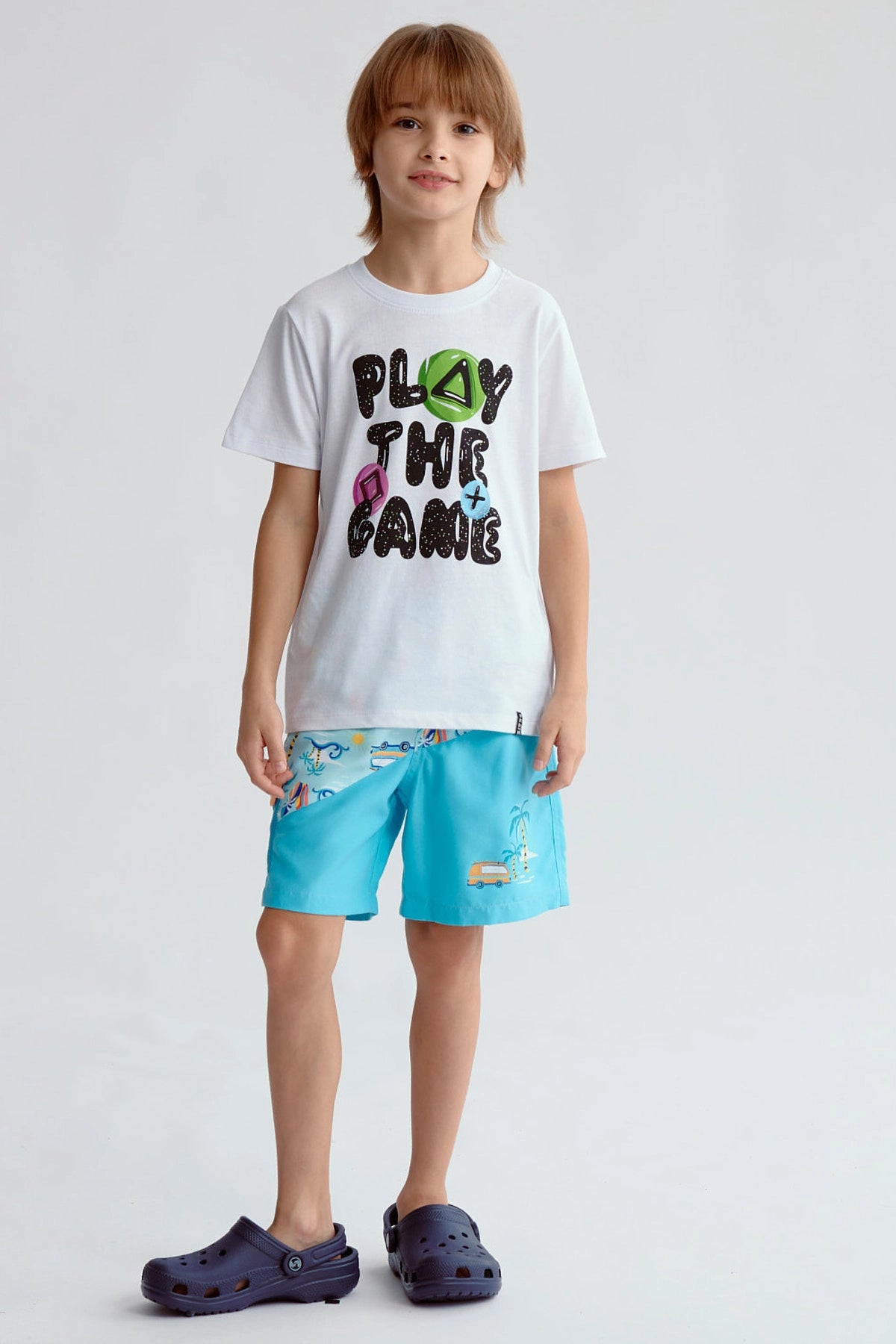 Short de baño verde para niño con estampado de olas, palmeras y furgonetas