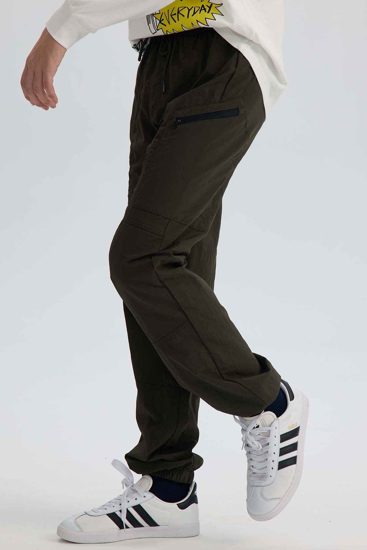 Pantalón Niño Jogger Con Cortes Verde Militar