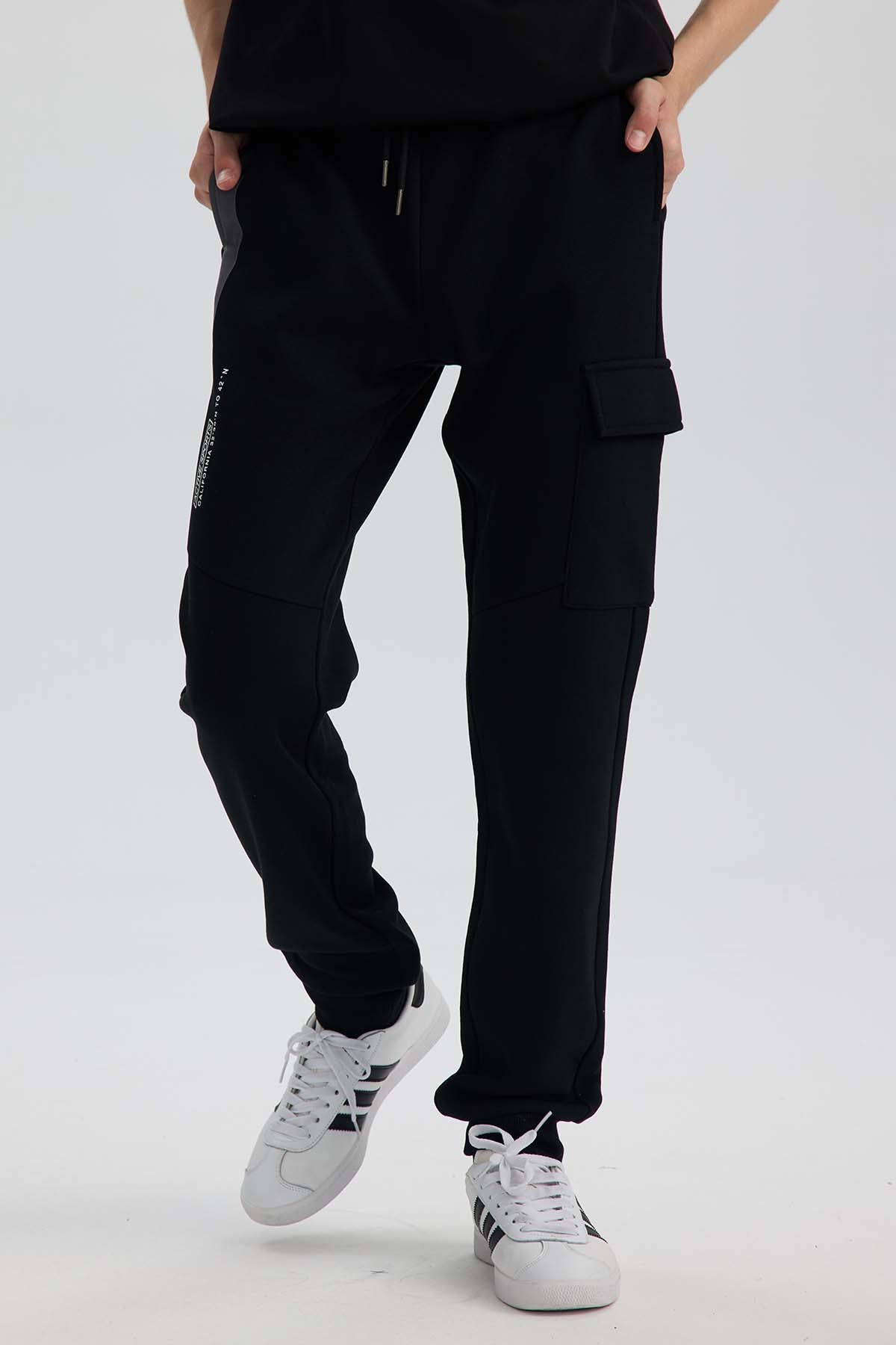 Pantalón Buzo Niño Cortes Bolsillo Negro