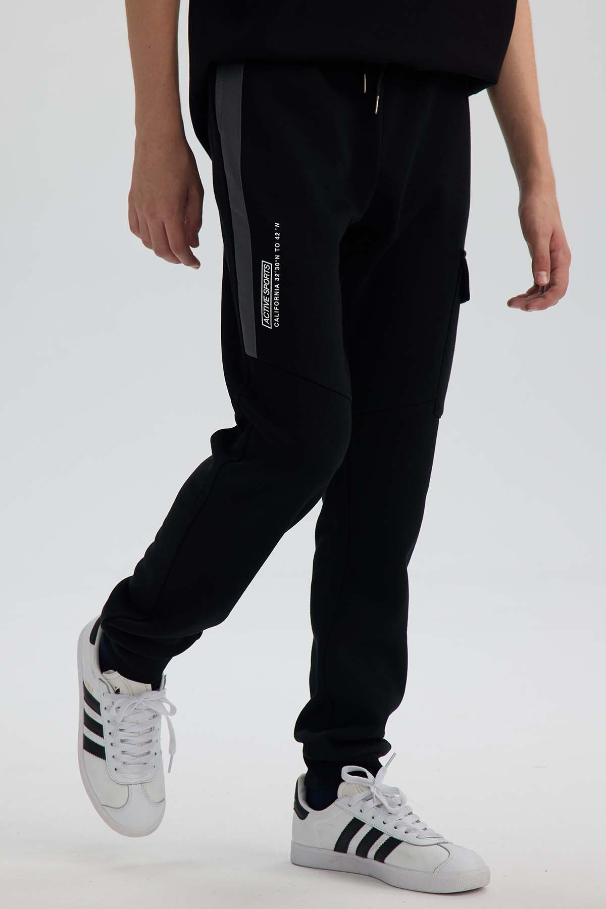 Pantalón Buzo Niño Cortes Bolsillo Negro