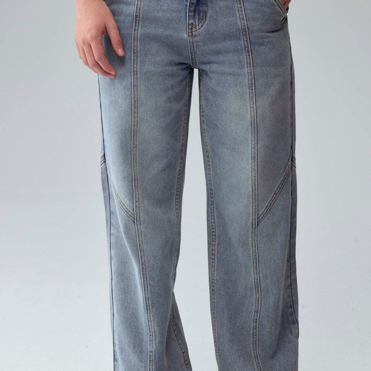 Jeans rectos de niño en azul con cortes visibles y costuras decorativas
