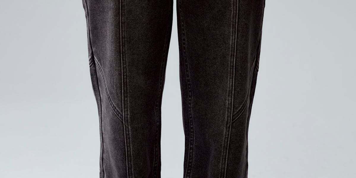 Jeans niño gris calce recto con cortes visibles y detalle de costuras en tela oscura