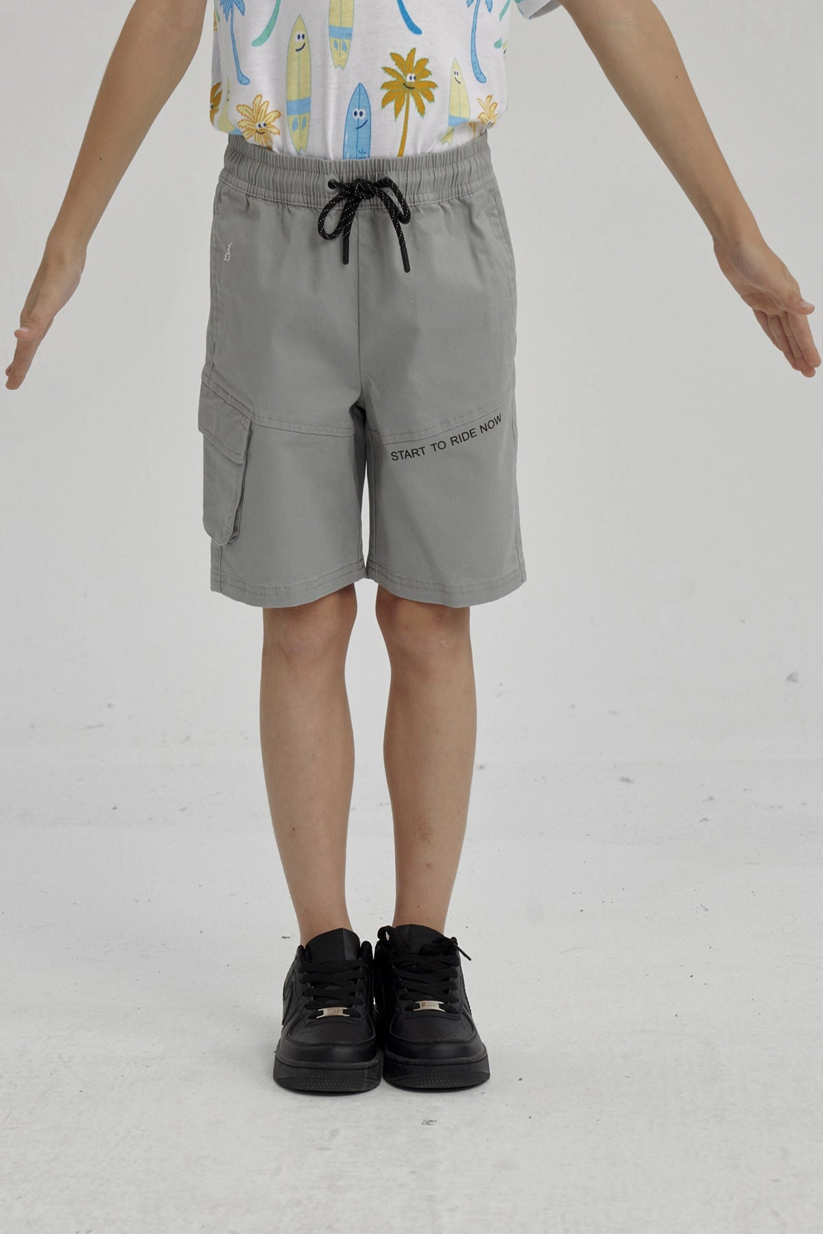 Bermuda Niño Bolsillo Parche Gris