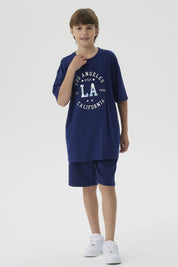 Polera Niño College Print 3D Azul Oscuro