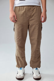 Pantalón niño jogger café con bolsillos y diseño casual cómodo