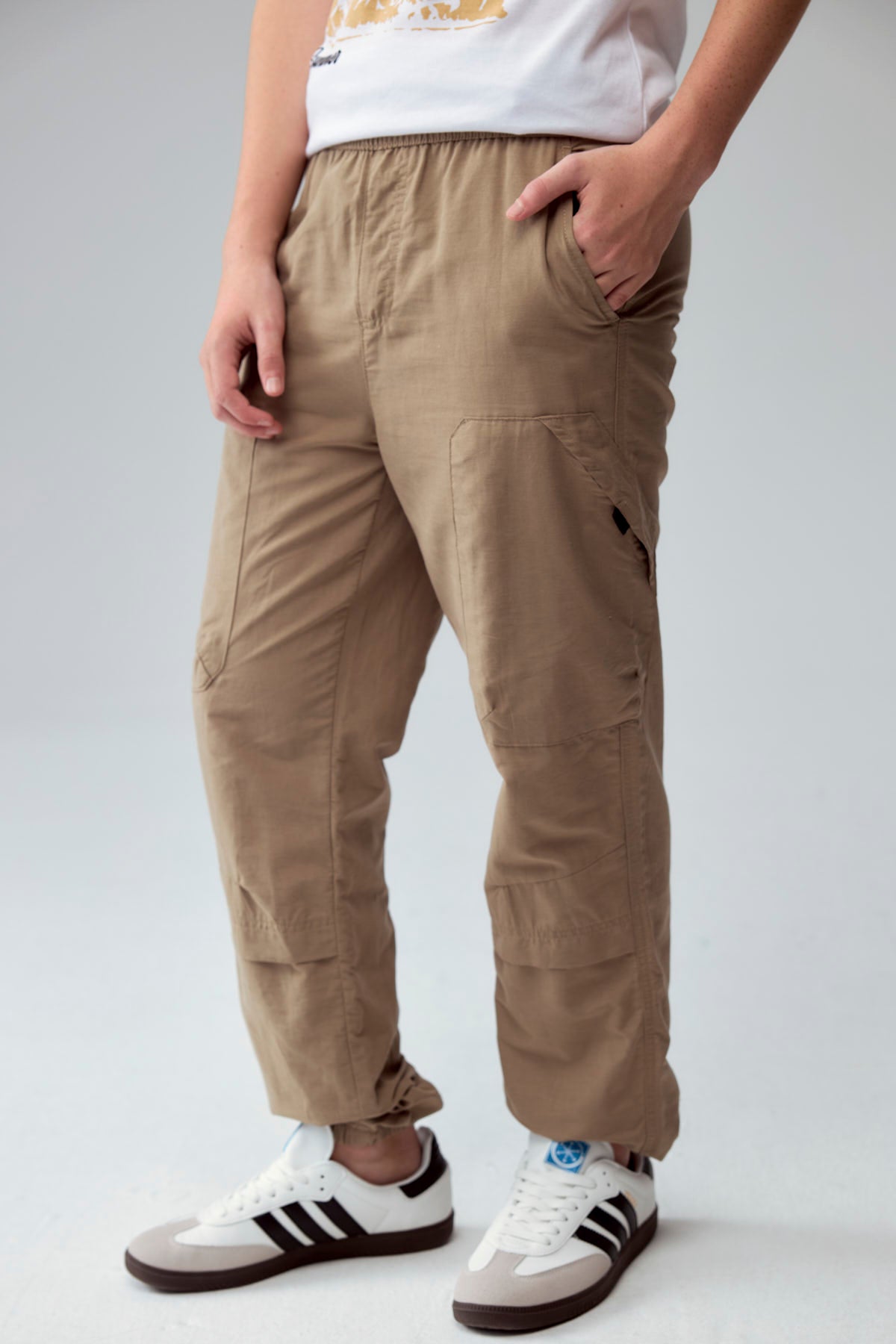Pantalón niño jogger café con bolsillos y diseño casual cómodo