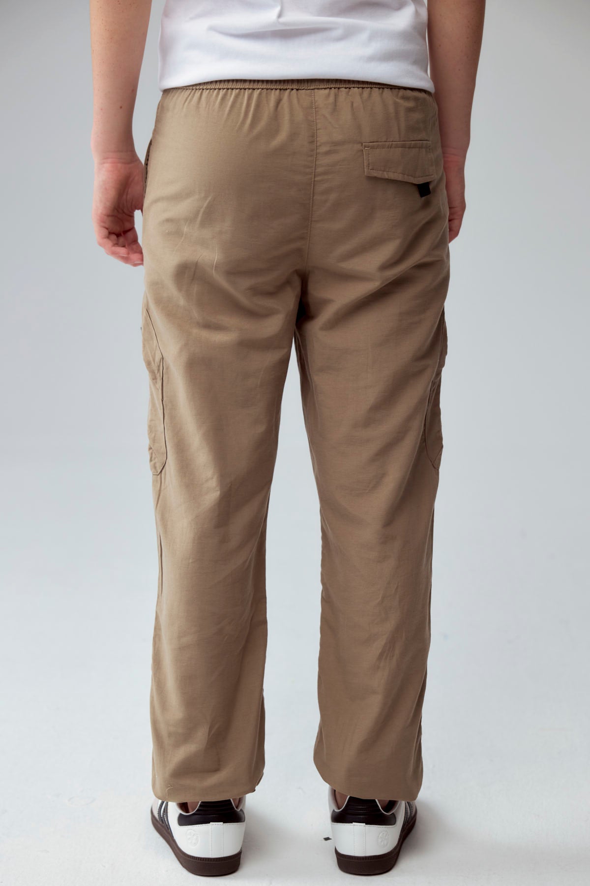 Pantalón niño jogger café con bolsillos y diseño casual cómodo