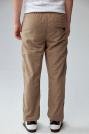Pantalón niño jogger café con bolsillos y diseño casual cómodo