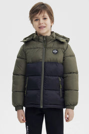 Parka de niño verde militar con capucha cierre frontal y bolsillo con parche en el pecho estampa circular negra
