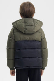 Parka de niño verde militar con capucha cierre frontal y bolsillo con parche en el pecho estampa circular negra