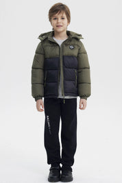 Parka de niño verde militar con capucha cierre frontal y bolsillo con parche en el pecho estampa circular negra