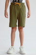 Bermuda verde militar para niño con letras laterales y cordón amarillo visible