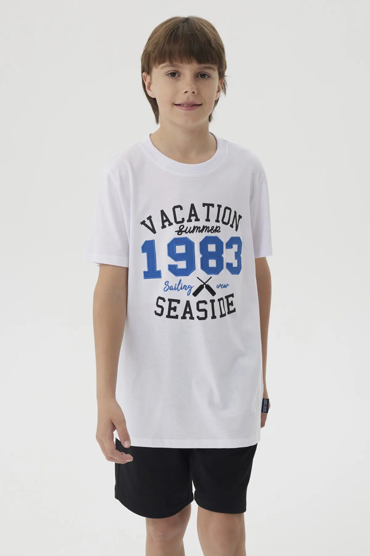 Polera Niño Letras Bordadas Blanco