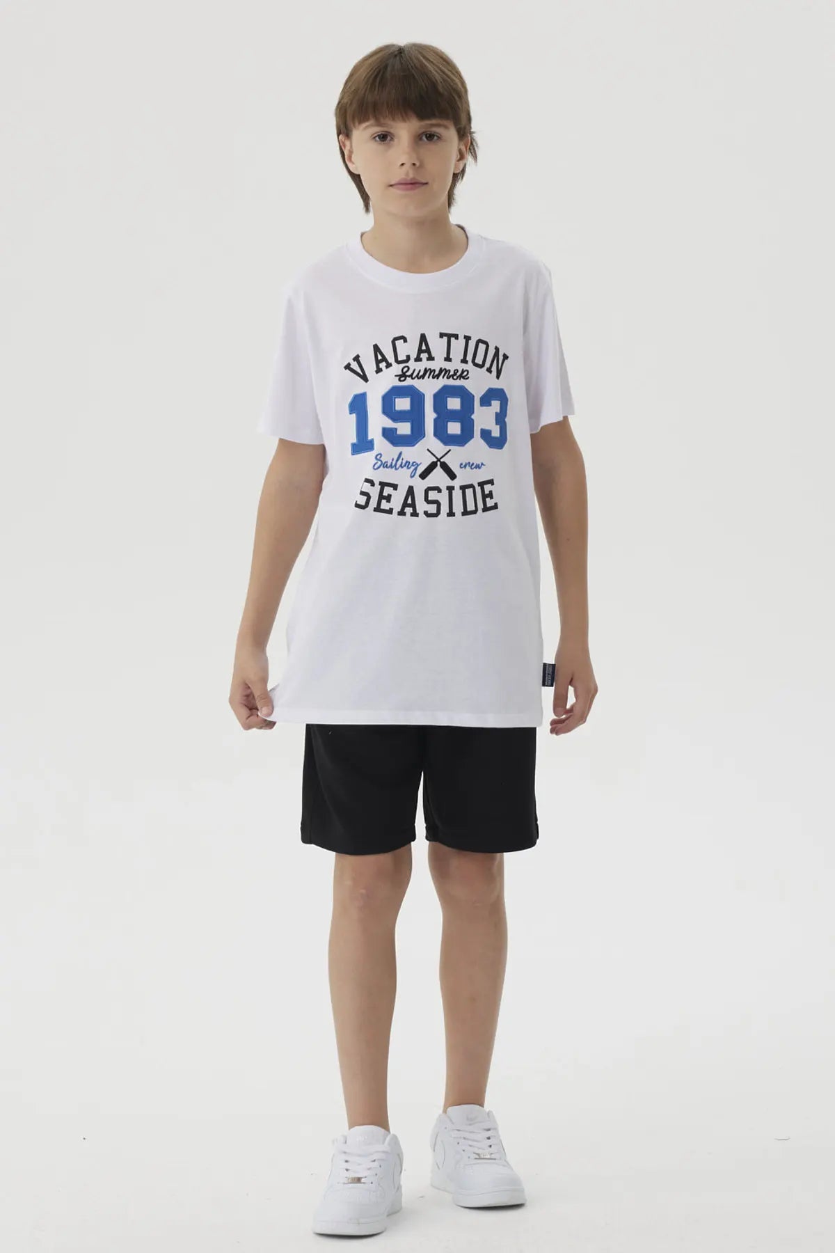 Polera Niño Letras Bordadas Blanco