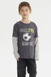 Polera de niño color marengo con estampado delantero de balón de fútbol y texto Goal Time Game On estilo deportivo casual