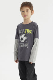 Polera de niño color marengo con estampado delantero de balón de fútbol y texto Goal Time Game On estilo deportivo casual