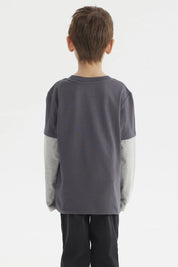 Polera de niño color marengo con estampado delantero de balón de fútbol y texto Goal Time Game On estilo deportivo casual