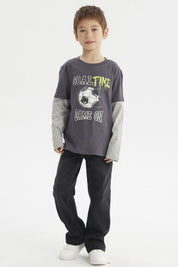 Polera de niño color marengo con estampado delantero de balón de fútbol y texto Goal Time Game On estilo deportivo casual