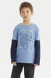Polera de niño azul claro con diseño de triceratops gráfico al frente estilo ilustración en negro y texto Triceratops