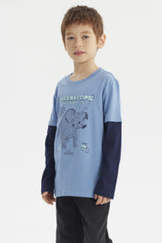 Polera de niño azul claro con diseño de triceratops gráfico al frente estilo ilustración en negro y texto Triceratops