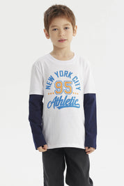 Polera blanca para niño con estampado grande New York City 95 Athletic en azul y amarillo al frente con mangas largas negras