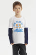 Polera blanca para niño con estampado grande New York City 95 Athletic en azul y amarillo al frente con mangas largas negras
