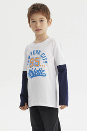 Polera blanca para niño con estampado grande New York City 95 Athletic en azul y amarillo al frente con mangas largas negras