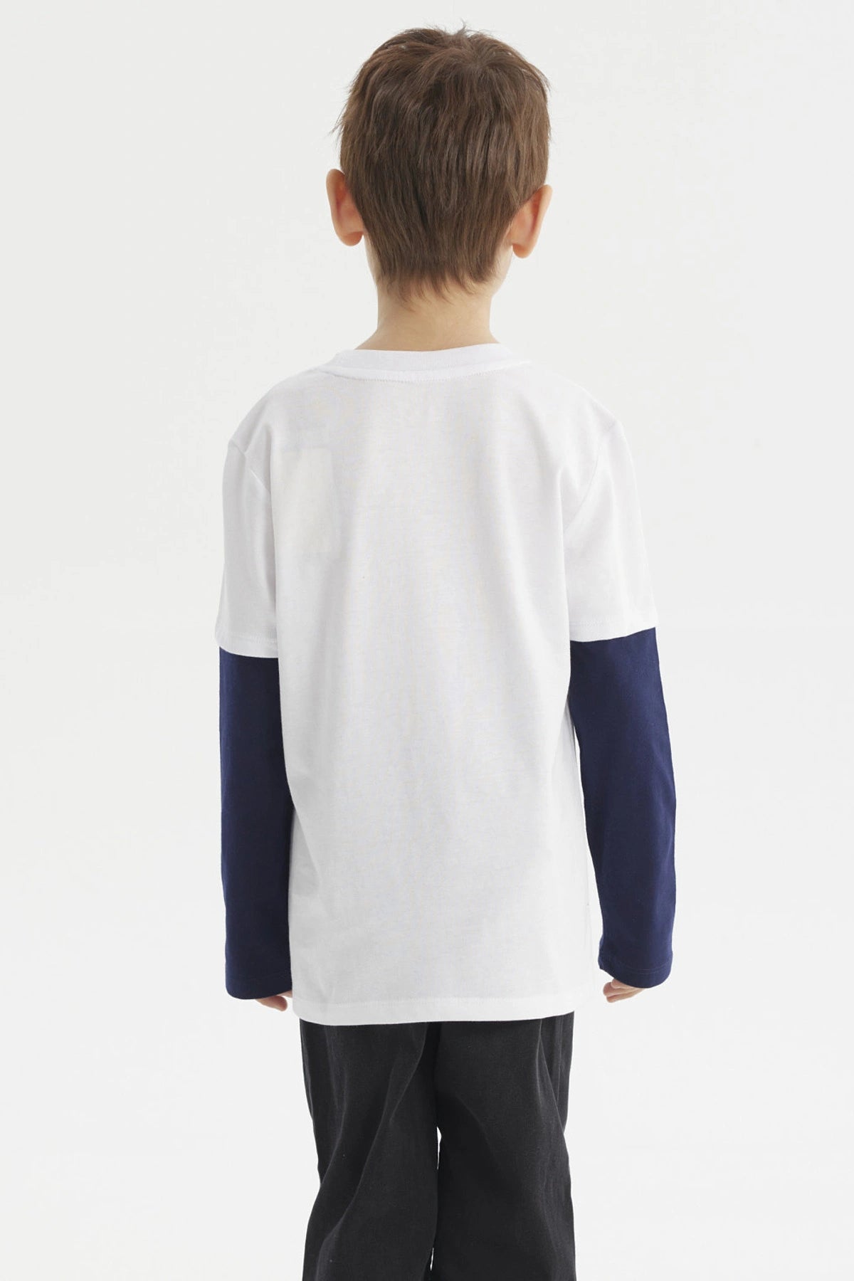 Polera blanca para niño con estampado grande New York City 95 Athletic en azul y amarillo al frente con mangas largas negras