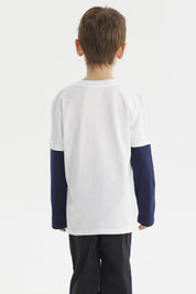 Polera blanca para niño con estampado grande New York City 95 Athletic en azul y amarillo al frente con mangas largas negras