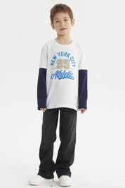 Polera blanca para niño con estampado grande New York City 95 Athletic en azul y amarillo al frente con mangas largas negras