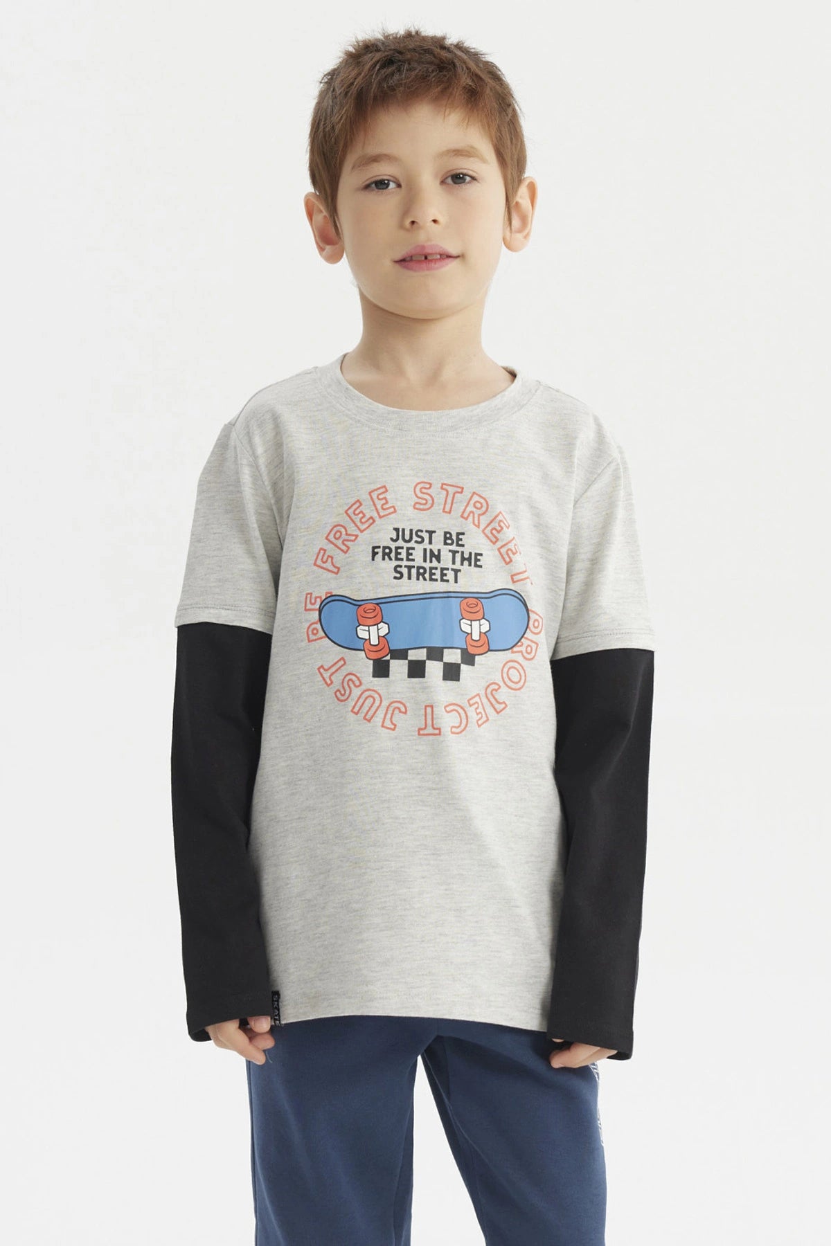 Polera niño gris melange claro con mangas negras y estampado central de skate con texto Free Street estilo urbano