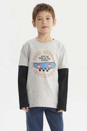 Polera niño gris melange claro con mangas negras y estampado central de skate con texto Free Street estilo urbano