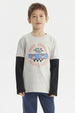 Polera niño gris melange claro con mangas negras y estampado central de skate con texto Free Street estilo urbano