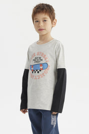 Polera niño gris melange claro con mangas negras y estampado central de skate con texto Free Street estilo urbano