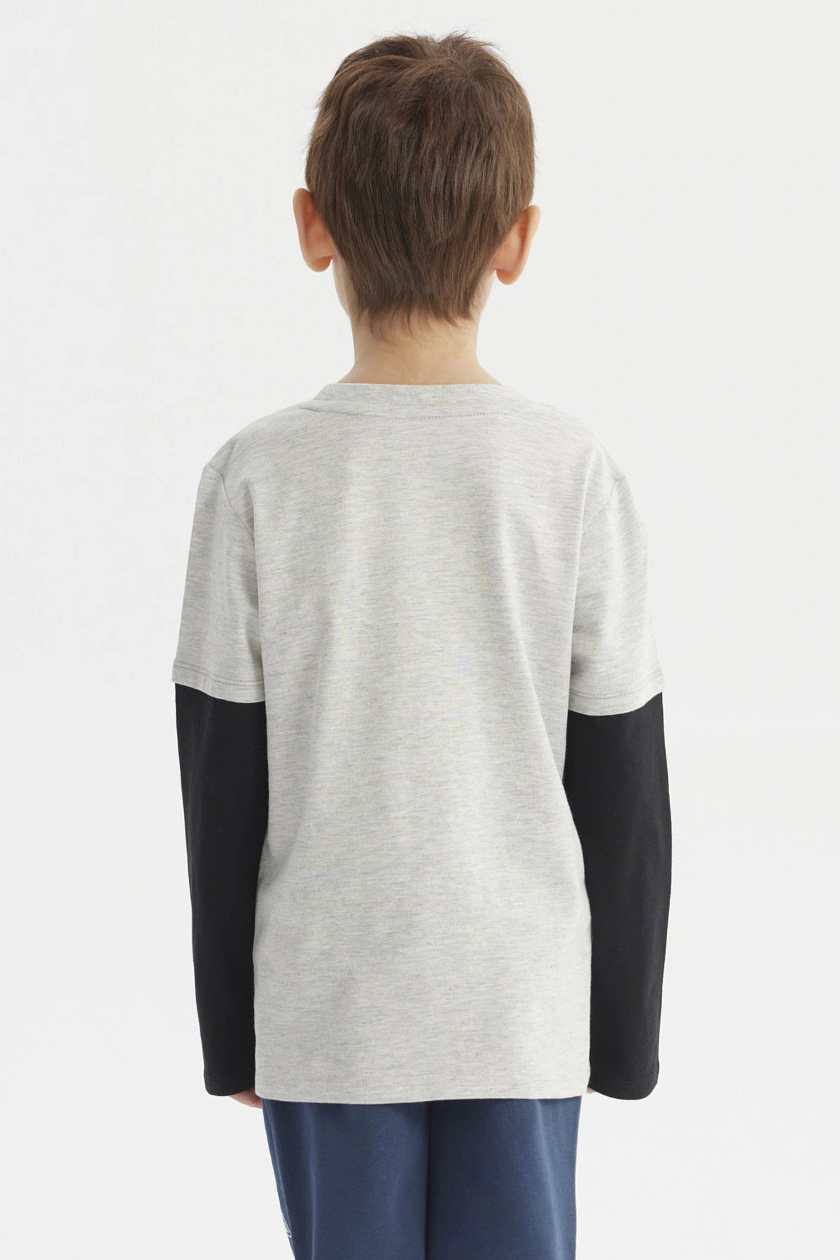 Polera niño gris melange claro con mangas negras y estampado central de skate con texto Free Street estilo urbano