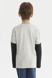 Polera niño gris melange claro con mangas negras y estampado central de skate con texto Free Street estilo urbano