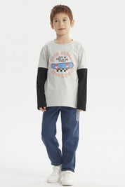 Polera niño gris melange claro con mangas negras y estampado central de skate con texto Free Street estilo urbano
