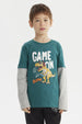 Polera verde para niño con estampado de dinosaurio con audífonos en estilo cómic al frente texto Game On y Let's Restart