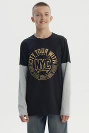 Polera negra para niño con estampado central NYC dorado en letras grandes manga larga gris claro y diseño casual