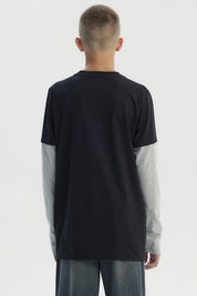 Polera negra para niño con estampado central NYC dorado en letras grandes manga larga gris claro y diseño casual