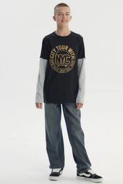 Polera negra para niño con estampado central NYC dorado en letras grandes manga larga gris claro y diseño casual