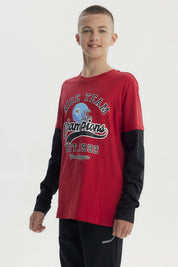 Polera niño roja oscura con diseño de casco de fútbol y texto Nice Team Champions en el centro estilo deportivo