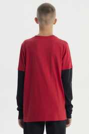 Polera niño roja oscura con diseño de casco de fútbol y texto Nice Team Champions en el centro estilo deportivo