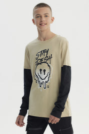 Polera beige para niño con estampa frontal de carita sonriente derretida y texto Stay Fresh estilo urbano