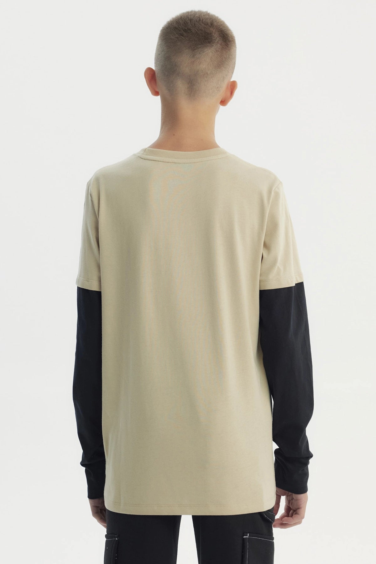 Polera beige para niño con estampa frontal de carita sonriente derretida y texto Stay Fresh estilo urbano