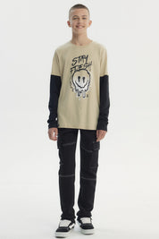 Polera beige para niño con estampa frontal de carita sonriente derretida y texto Stay Fresh estilo urbano