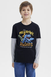 Polera niño negra con estampado de dinosaurios azules en el pecho estilo gráfico grande y texto The Prehistoric Rulers