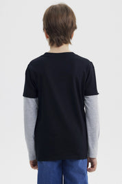 Polera niño negra con estampado de dinosaurios azules en el pecho estilo gráfico grande y texto The Prehistoric Rulers