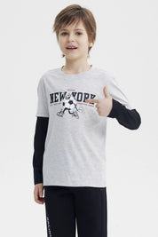 Polera niño gris melange claro con estampa central New York y personaje con balón en estilo gráfico animado